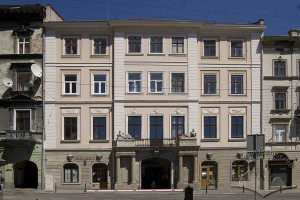 Вул. Театральна, 10 – житловий будинок