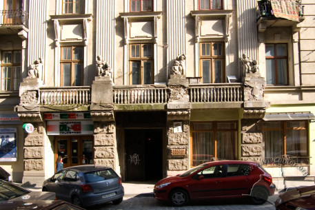 Vul. Kopernyka, 9. Part of the facade with the entrance gate
