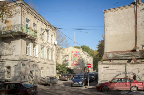 Вид з вул. Лазневої на вул. Сянську де на вільній ділянці між будинками до 1941 року розміщувалися Бейт Гамідраш та синагога товариства "Бейт Лехем"