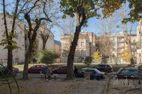 Вул. Сянська. Вільна ділянка між будинками де до 1941 року розміщувалися Бейт Гамідраш та синагога товариства "Бейт Лехем"
