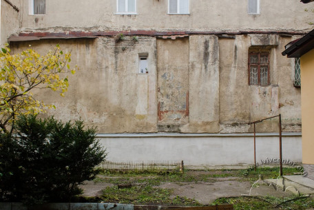 Вул. Заводська, 3. Подвір'я кам'яниці. Північна стіна давньої синагоги, у якій тепер прорубані вікна для офіцинових приміщень будинку на вул. Замарстинівській, 54.