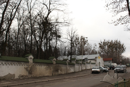 Вхід на територію Нового єврейського цвинтаря із вул. Єрошенка. Поряд з входом, справа, стояла Бет Тагора, передпоховальна каплиця.