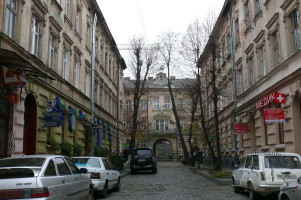 Вул. Куліша, 23-25 – кінотеатр (не існує)