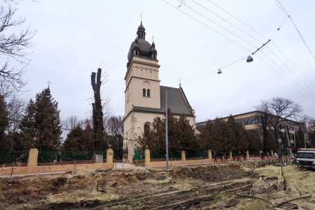 Вул. Хмельницького, 77. Вигляд церкви з південного боку. Тривають роботи з ремонту дороги на вул. Хмельницького