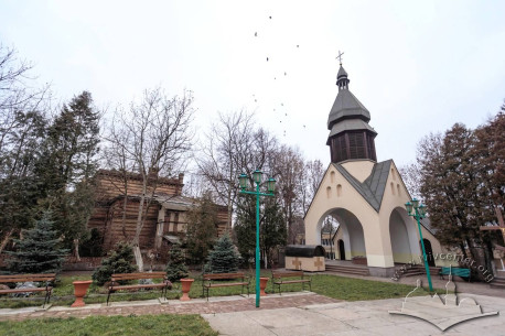 Вул. Хмельницького, 77. Сучасна каплиця розміщена поруч з церквою, за деревами – колишня плебанія (кін. ХІХ ст.), сьогодні цей будинок покинутий