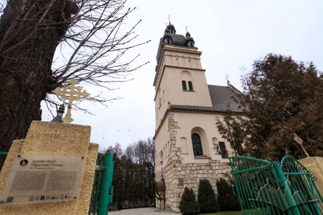 Вул. Хмельницького, 77. Вхід на територію церкви