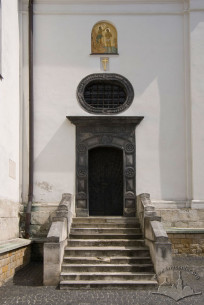Vul. Khmelnytskoho, 36. One of the lateral portals
