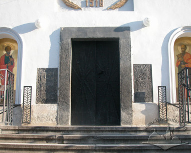 Vul. Khmelnytskoho, 36. The main entrance