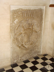 Vul. Khmelnytskoho, 36. Gravestone of Moldovian king Ştefan al VII-lea Tomşa with a Moldovian coat-of-arms
