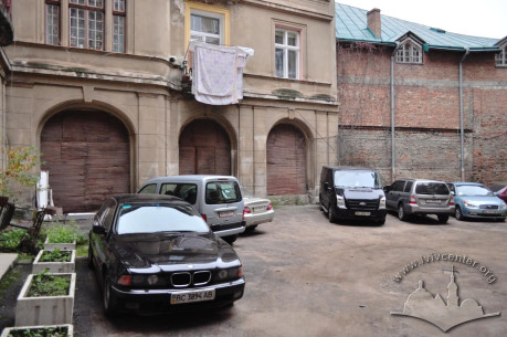 Пл. Григоренка, 5. Подвір'я