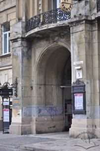 Пл. Григоренка, 5. В'їзна брама, також вхід до пасажу Ґрюнерів