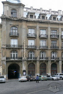 Pl. Henerala Hryhorenka, 5. General view of the building from the square.