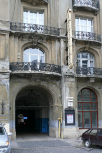 Pl. Henerala Hryhorenka, 5. Entrance portal on the main façade.