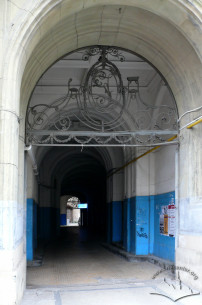 Pl. Henerala Hryhorenka, 5. Entrance portal on the main façade.