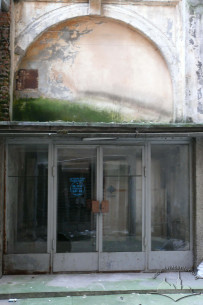 Pl. Henerala Hryhorenka, 5. Entrance to the Voskresinnia Theatre