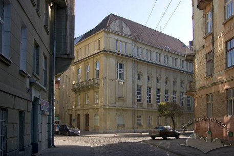 Pl. Shashkevycha, 5. A view from the east