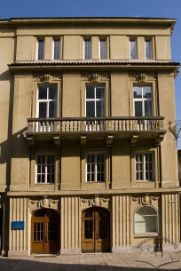 Pl. Shashkevycha, 5. Part of the northwestern facade with the main entrance