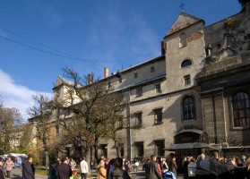 Пл. Соборна, 3а – будинок архіву (кол. монастир)