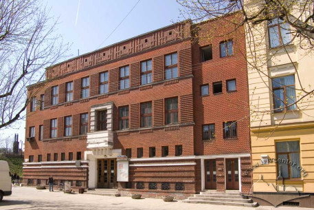 Вул. Кушевича, 1. Головний (східний) фасад будинку