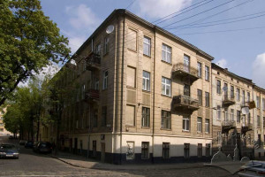 Вул. Богуна, 9 – житловий будинок