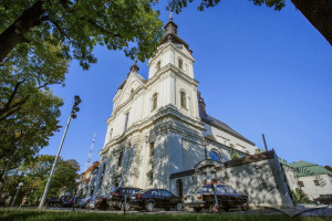 Вул. Винниченка, 22 – церква св. Михаїла (кол. костел кармелітів босих)