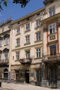 Pl. Rynok, 7. View of the building and the adjoining houses