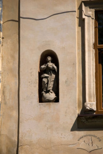 Pl. Rynok, 7. A statue of a saint in a niche (2nd floor level)