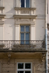Pl. Rynok, 11. Part of the main facade (3rd floor level)