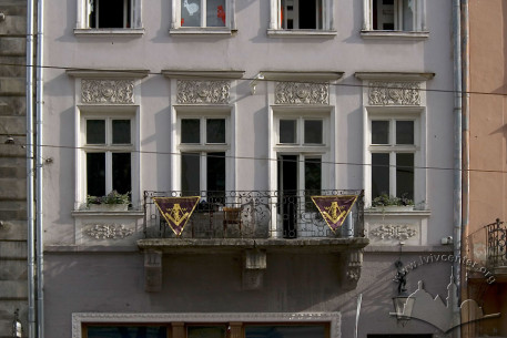 Pl. Rynok, 15. A part of the main facade
