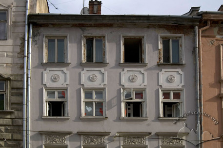 Pl. Rynok, 15. A part of the main facade