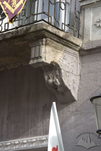 Pl. Rynok, 15. A carved stone renaissance corbel supportind the 2nd floor balcony