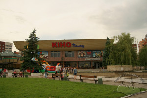Просп. Червоної Калини, 81 – кінотеатр "Кінопалац ім. О. Довженка", "Кіно", "ім. О. Довженка"