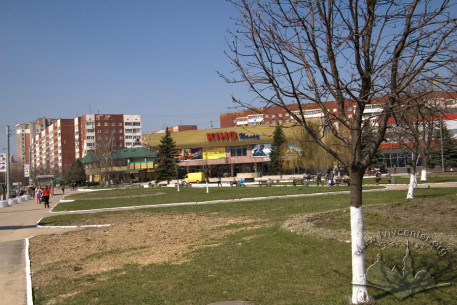 Prosp. Chervonoi Kalyny, 81. The cinema amidst the surrounding buildings, a view from the southeast