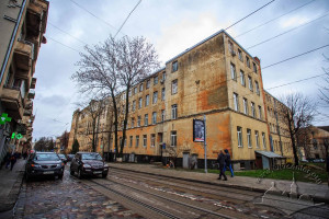 Вул. Генерала Чупринки, 45 – будинок лікарні (кол. школа)