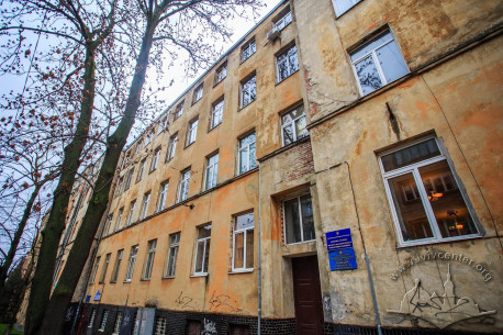 Вул. Генерала Чупринки, 45. Вхід до будинку з головного фасаду