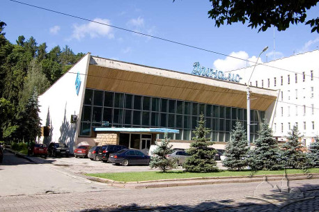 Вул. Вітовського, 51. Головний фасад будинку спорткомплексу "Динамо". Справа видний будинок обласного управління СБУ.