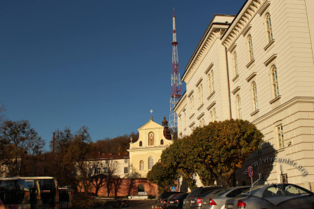 Вул. Кривоноса, 1. Вигляд на колишній костел із вул. Винниченка, справа – будинок курії РКЦ
