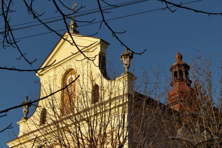 Вул. Кривоноса, 1. Фронтон і сиґнатурка