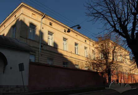 Вул. Кривоноса, 1. Колишня монастирська будівля на схід від церкви, що належить сьогодні Львівському університету внутрішніх справ