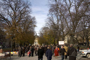 Алеї просп. Свободи (колишніх Гетьманських валів)