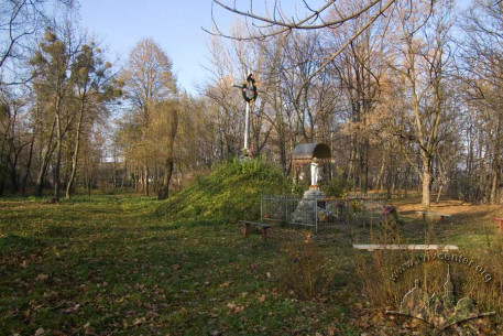 Східна межа парку “Кортумова гора”, вхід з боку вулиці Єрошенка.