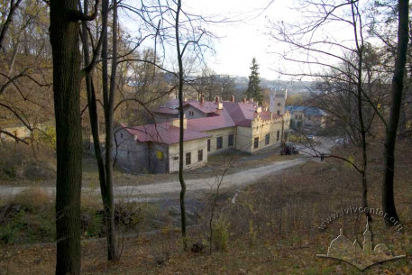 Будинок стрілецького товариства в оточенні історичного парку.