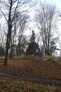 Пам’ятник Бартошу Ґловацькому, вид зі сходу.