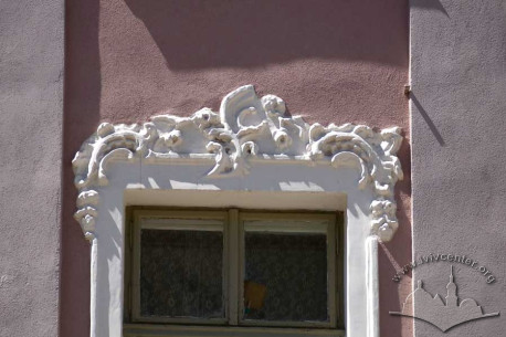 Pl. Rynok, 30. Rocaille ornaments above a 2nd floor window
