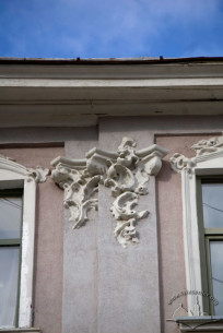 Pl. Rynok, 30. Rocaille ornament decorating capitals of the pilasters