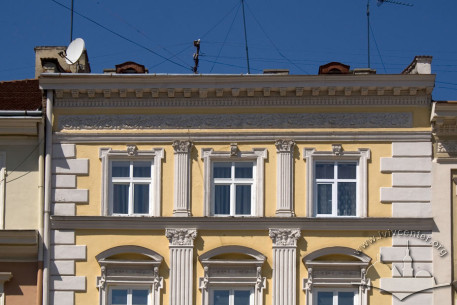 Пл. Ринок, 34. Фрагмент фасаду в рівні ІІІ-IV-го поверхів