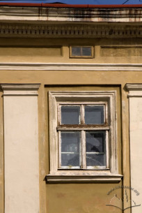 Пл. Ринок, 41. Вікно IV-го поверху