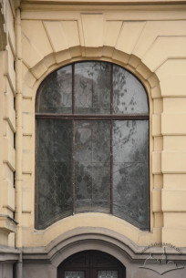 Vul. Mateika, 4. An entrance hall stained glass window