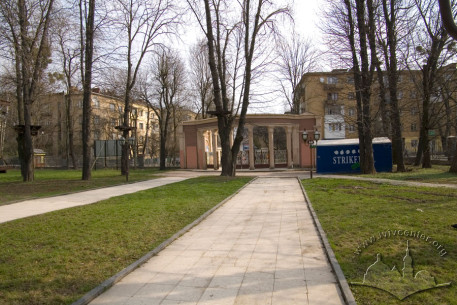Вул. Горбачевського, 24. Вхідна алея. По центру фото - вхідний портик встановлений під час реконструкції комплексу у 1955 р.