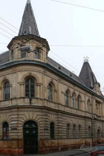 Вул. Дудаєва, 8. Наріжна частина будинку, де розміщений вхід